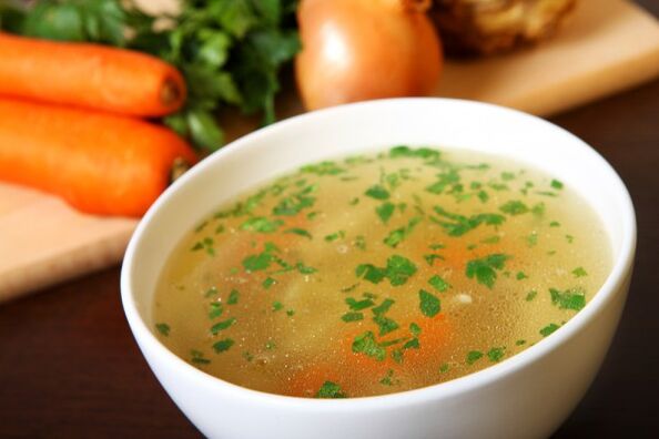La sopa de caldo es una deliciosa adición al menú de bebidas y adelgazamiento. 