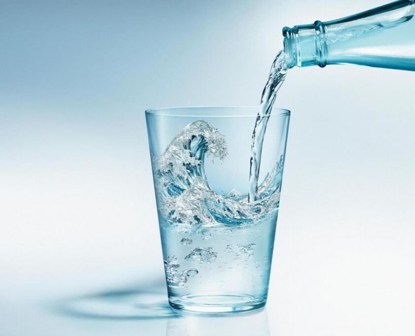 Necesitas beber mucha agua limpia durante tu dieta. 