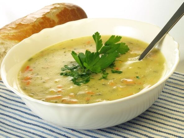 Sopa de puré de rábanos y verduras en el menú de la dieta para adelgazar